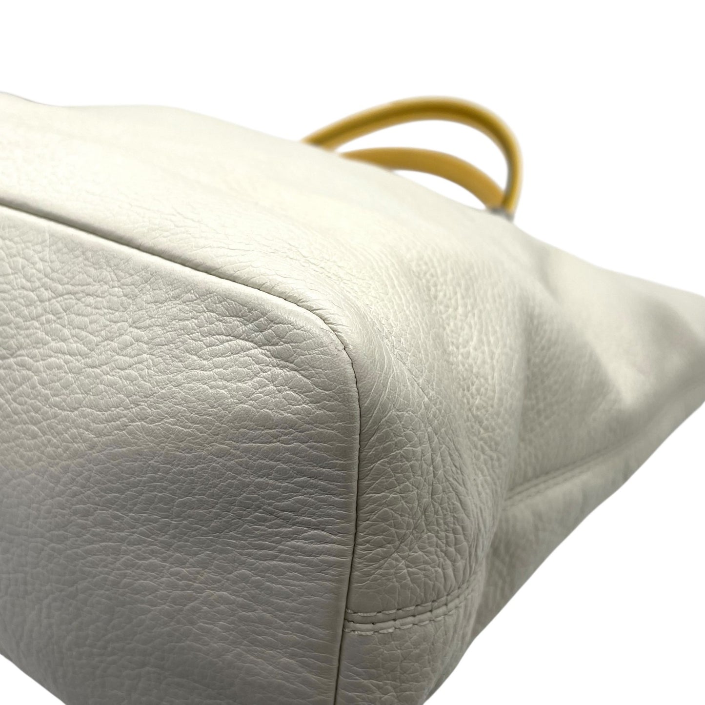 美品 コーチ COACH トートバッグ ホワイト 白 イエロー 黄色 レザー パテントレザー 肩掛け可 ロゴ チャーム付き シルバー金具 レディース S97