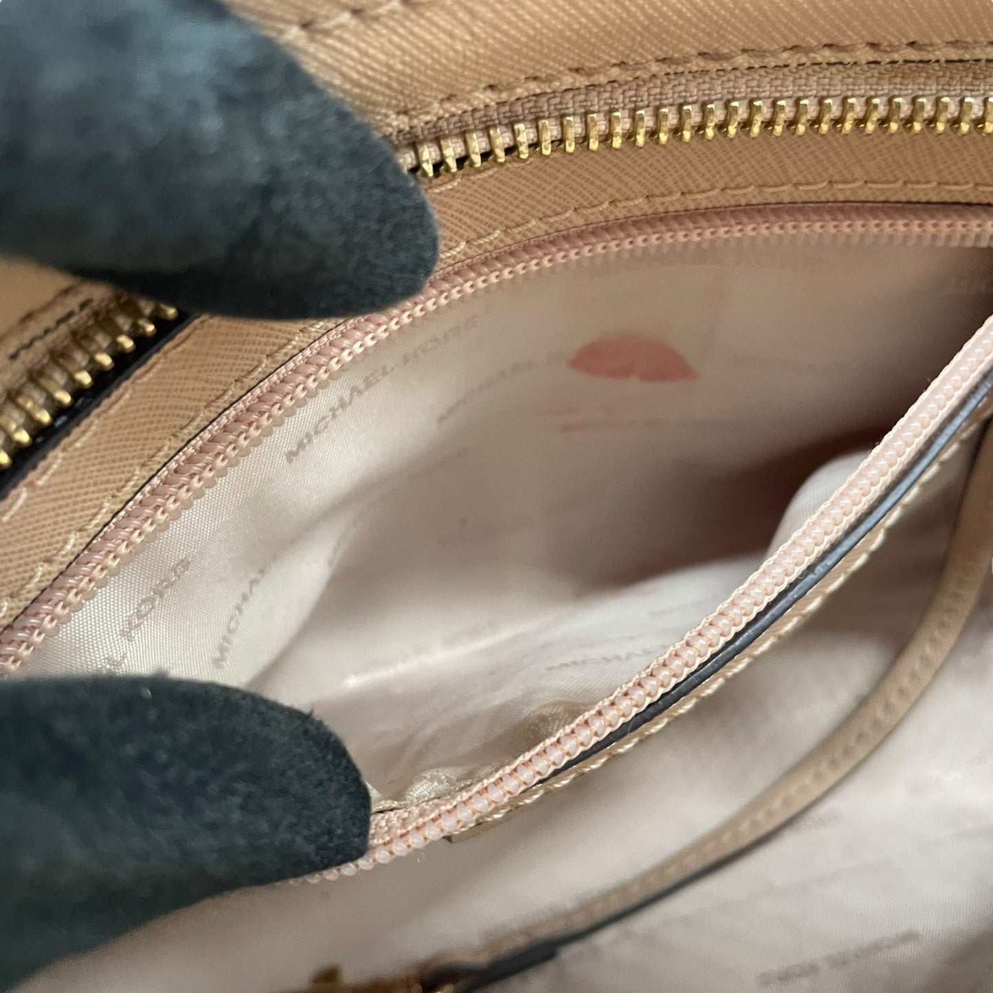 マイケルコース MICHAEL KORS ショルダーバッグ ベージュ レザー ゴールド金具 ロゴ 斜め掛け可 ファスナー開閉 レディース S98