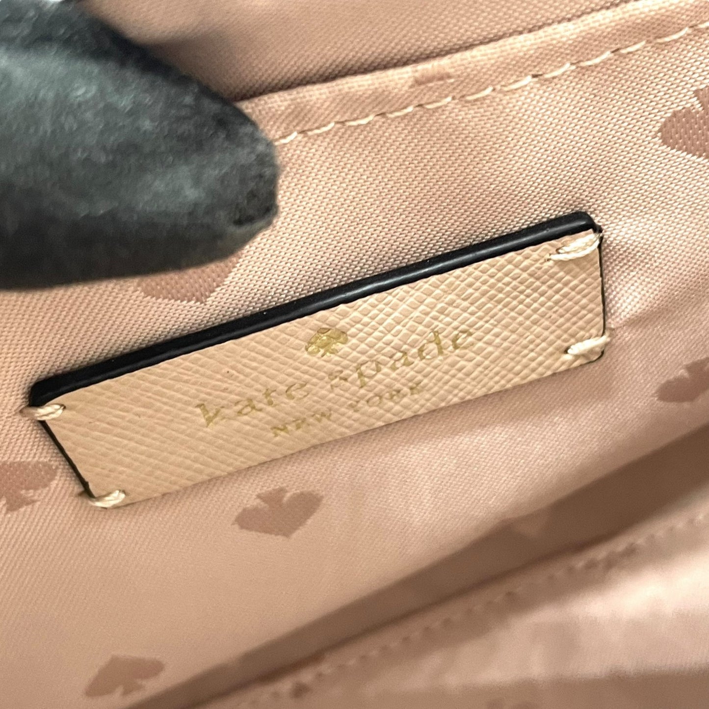 美品 kate spade ケイトスペード カーソン カラーブロック コンバーチブル 2WAY ハンドバッグ ショルダーバッグ クロスボディ PVC ベージュ 白 ホワイト 黒 ブラック バイカラー チェーン ゴールド金具 ロゴ 斜め掛け可 レディース S6