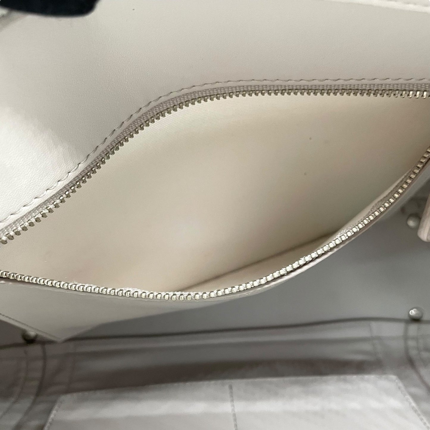 23区 Vingt-trois arrondissements トートバッグ グレー レザー シルバー金具 肩掛け可 A4収納可 上品 シンプル ビジネス 通勤 通学 レディース U11