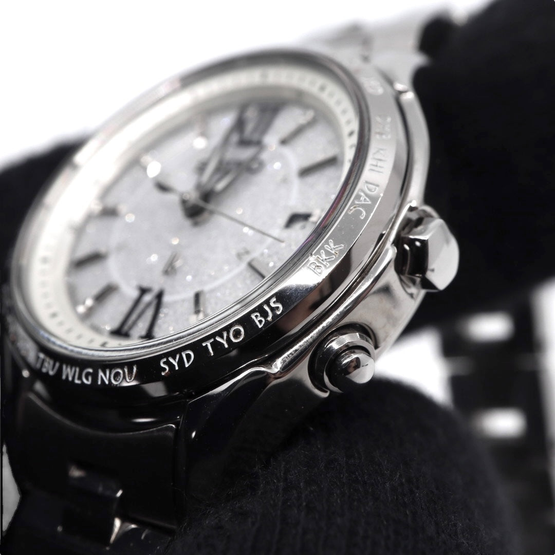 【未使用級/美品/稼働品】セイコー ルキア SEIKO LUKIA レディース腕時計 1B25-0AH0 ソーラー電波 ワールドタイム シルバー ラメ文字盤 グリッターダイヤル ステンレス 日本製 エレガント ビジネス クリーニング済 G2