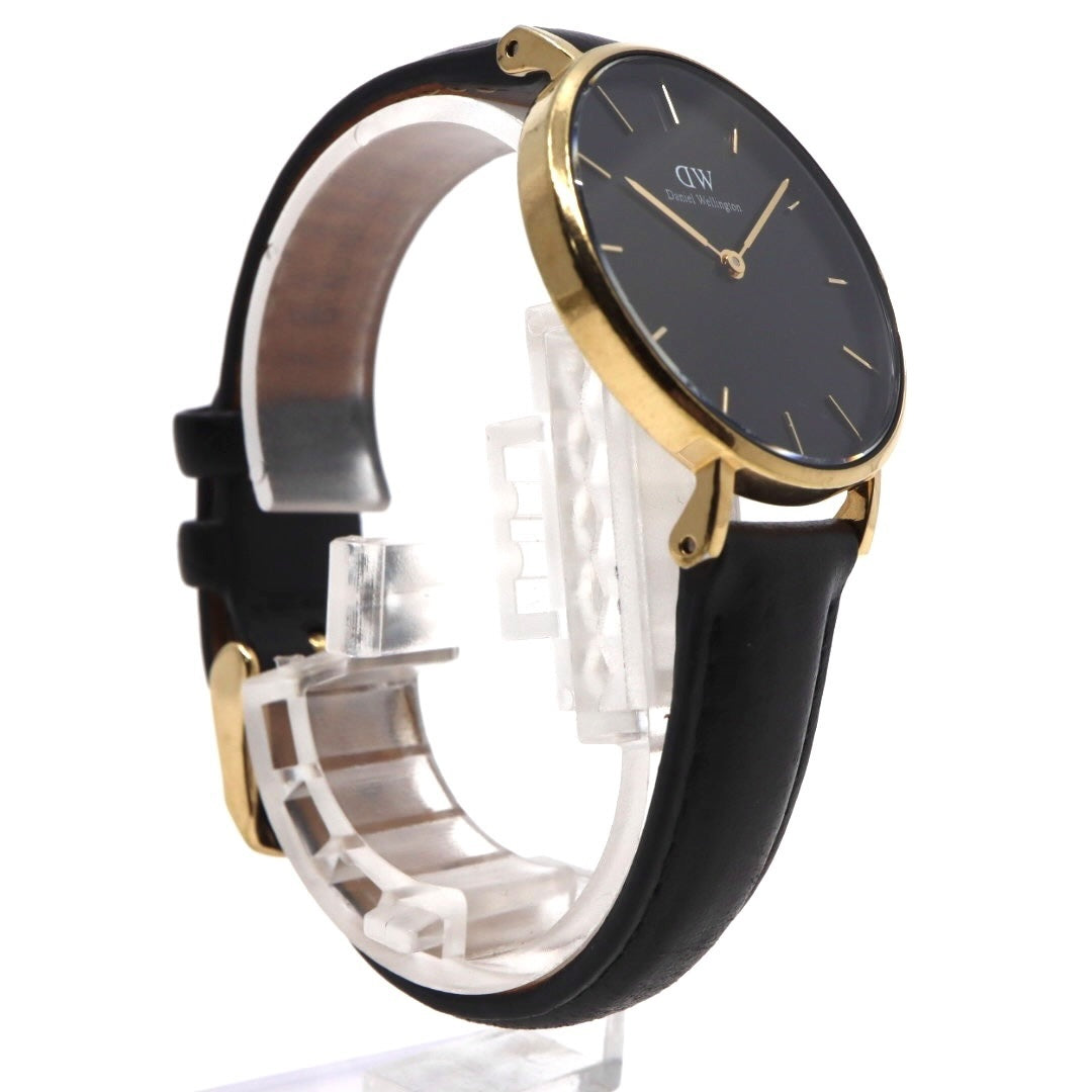 【美品／電池交換済】ダニエルウェリントン DW Petite 腕時計 レディース K32GB06 クオーツ アナログ ラウンド ブラック文字盤 ゴールドケース レザーベルト クラシック エレガント ミニマルデザイン クリーニング済 稼働品 G2