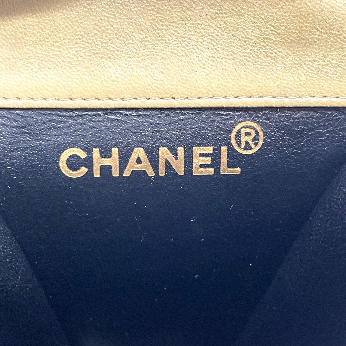 美品 シャネル CHANEL マトラッセ ショルダーバッグ ショルダーポーチ ミニバッグ スマホポーチ バイカラー ベージュ 黒 ブラック レザー ゴールド金具 肩掛け可 レディース K9