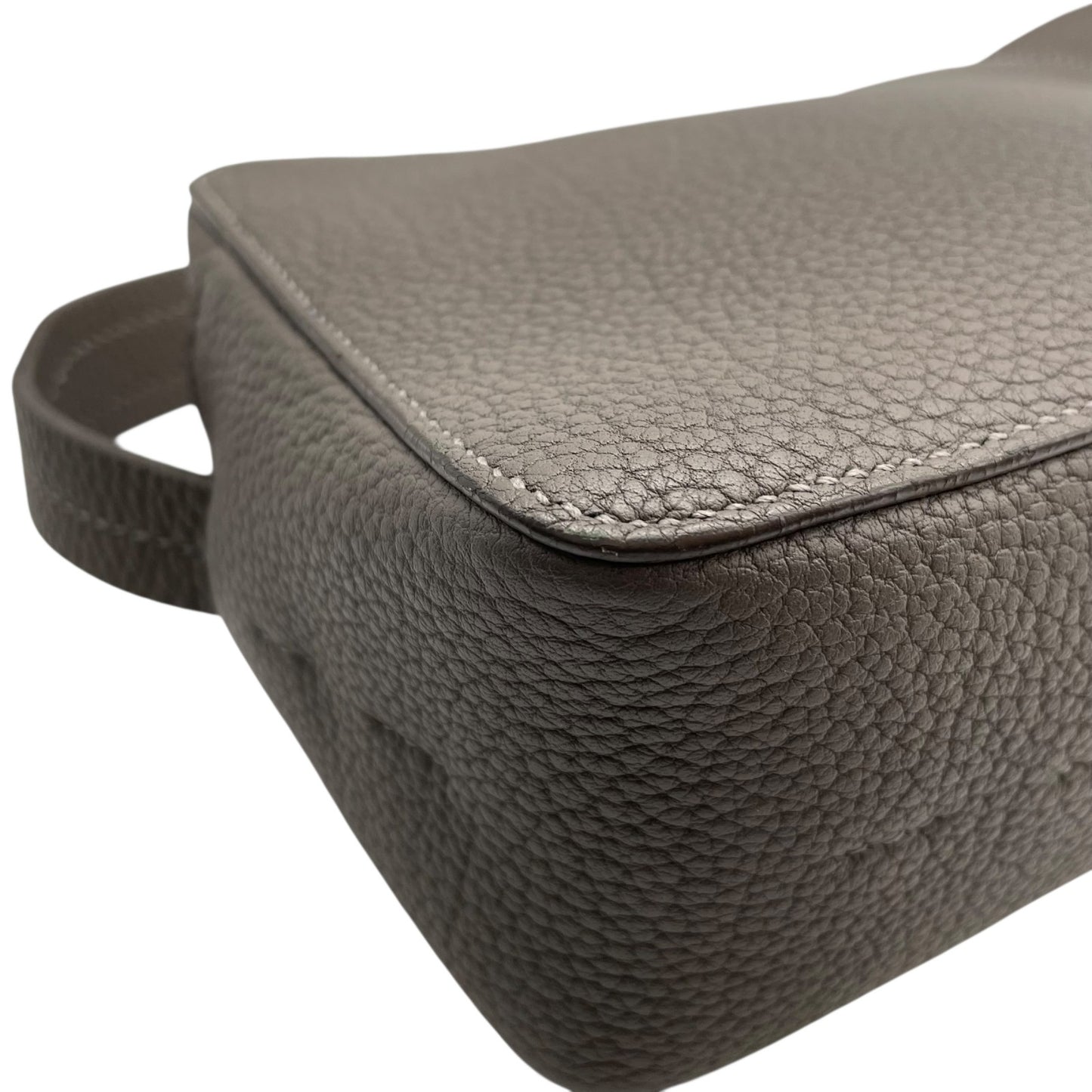 極美品 MAISON TAKUYA メゾンタクヤ ショルダーバッグ カメラバッグ レザー グレー シルバー金具 斜め掛け可 クロスボディ 型押しロゴ メンズ レディース R