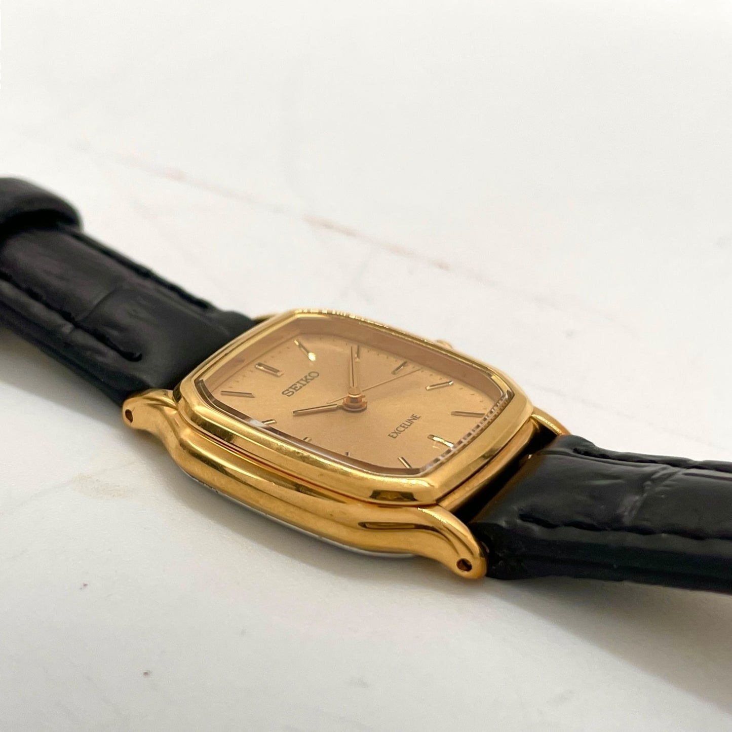 【電池交換済／美品】セイコー エクセリーヌ レディース 腕時計 3F31-5A20 クオーツ ゴールド文字盤 スクエアケース 黒革ベルト アナログ クラシック ビンテージ エレガント ドレスウォッチ クリーニング済 人気モデル G