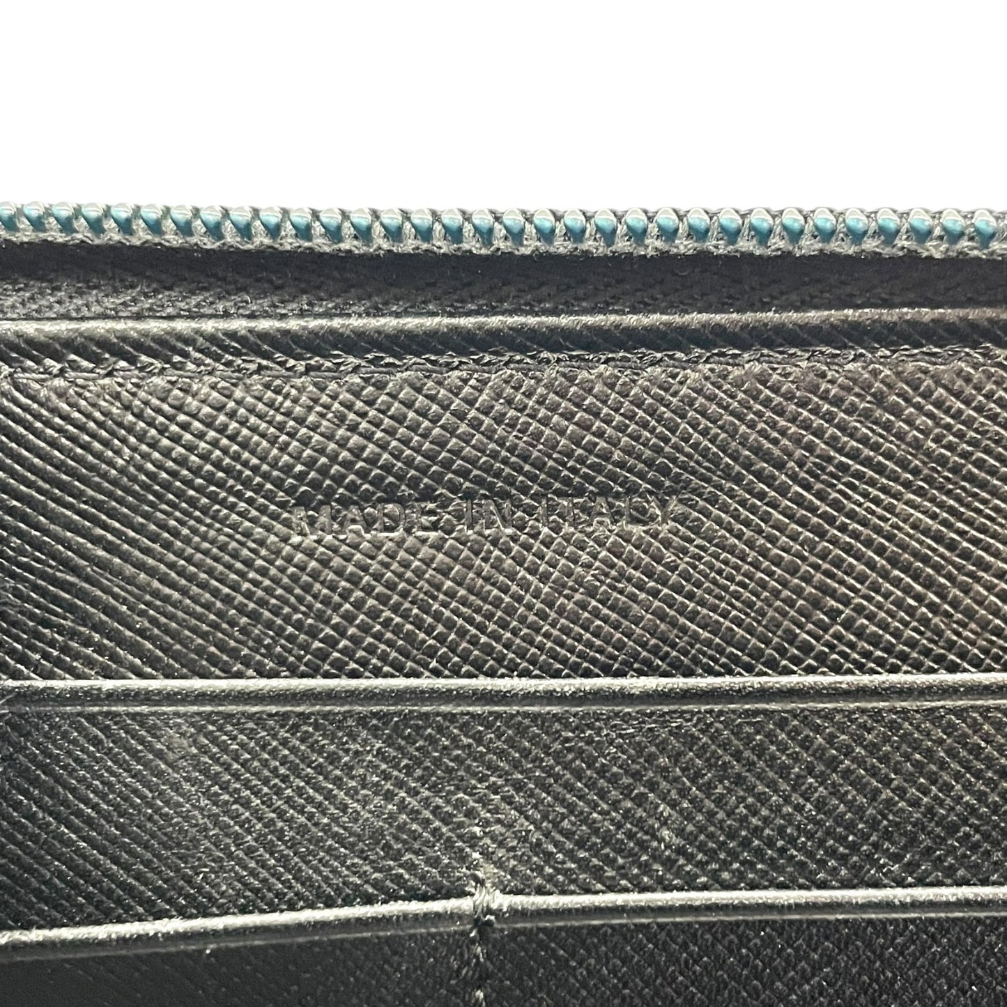 PRADA プラダ 三角プレートロゴ 長財布 ラウンドジップ サフィアーノ レザー トライアングルロゴ 黒 ブラック シルバー金具 メンズ レディース ギャランティカード付き H1