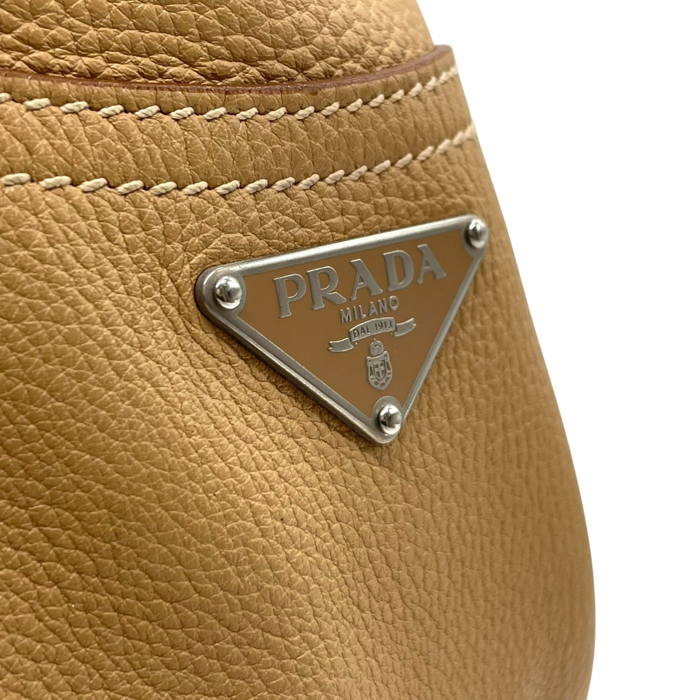 PRADA プラダ ワンショルダーバッグ ライトブラウン ベージュ レザー シボ革 トライアングルロゴ ベルトデザイン シルバー金具 C4