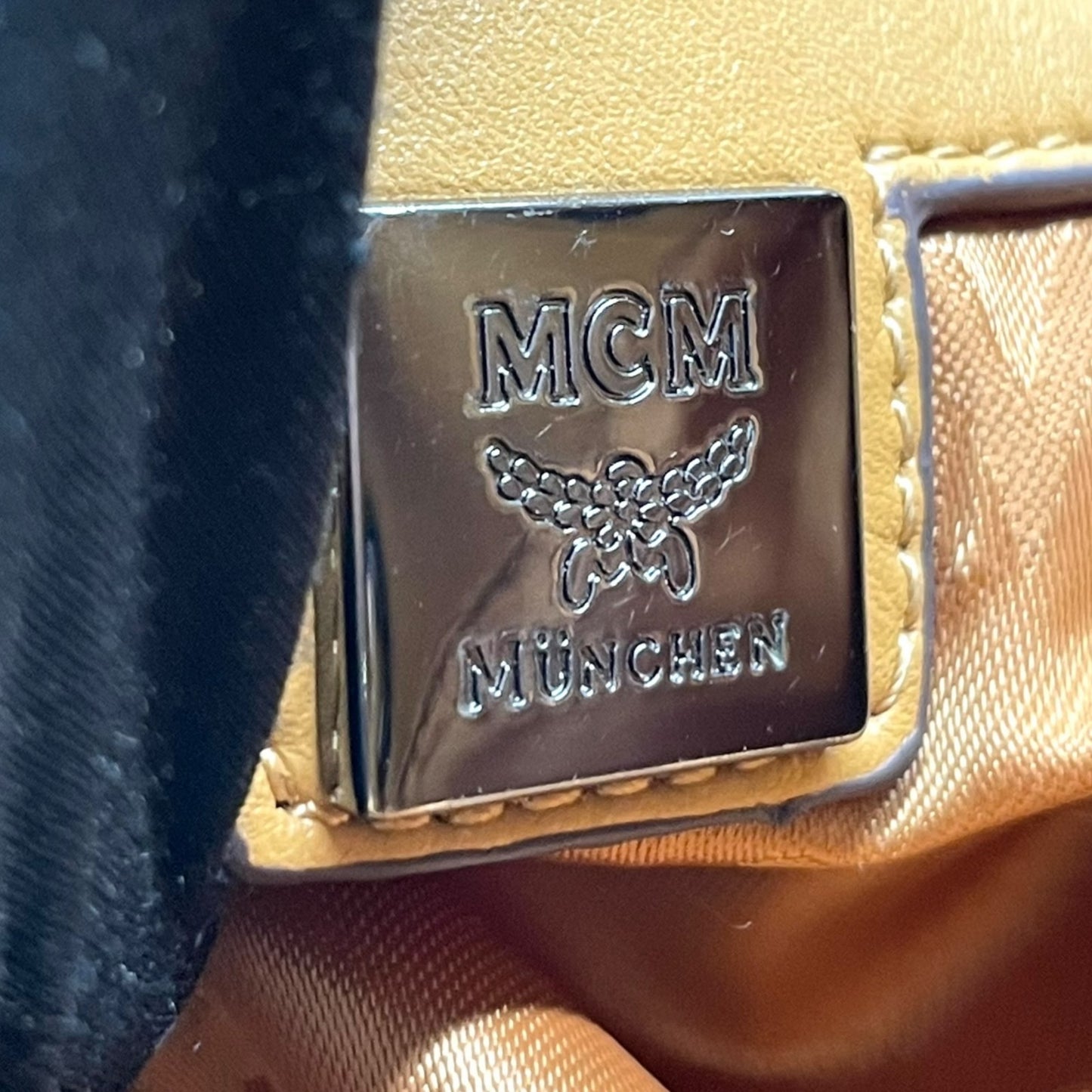 希少 MCM エムシーエム ヴィセトス ロゴグラム リュックサック バックパック 型押し スタッズ ダブルポケット 茶 ブラウン コニャック レザー ブラック金具 レディース R