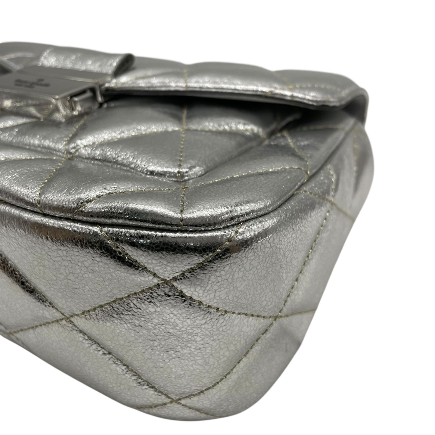 美品 kate spade ケイトスペード キャリー メタリック キルテッド レザー スモール フラップ ショルダーバッグ シルバー チェーンショルダー レディース E5