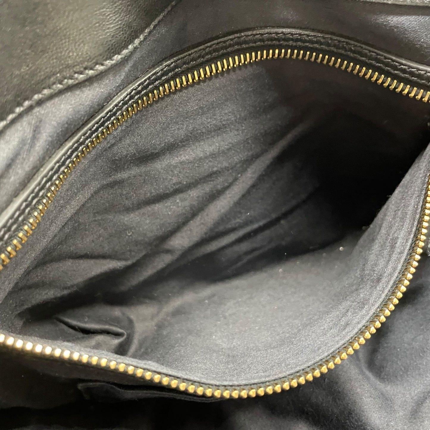 美品 miu miu ミュウミュウ 2WAY ハンドバッグ ショルダーバッグ マトラッセ マテラッセ 黒 ブラック レザー ゴールド金具 ロゴ 斜め掛け レディース C6