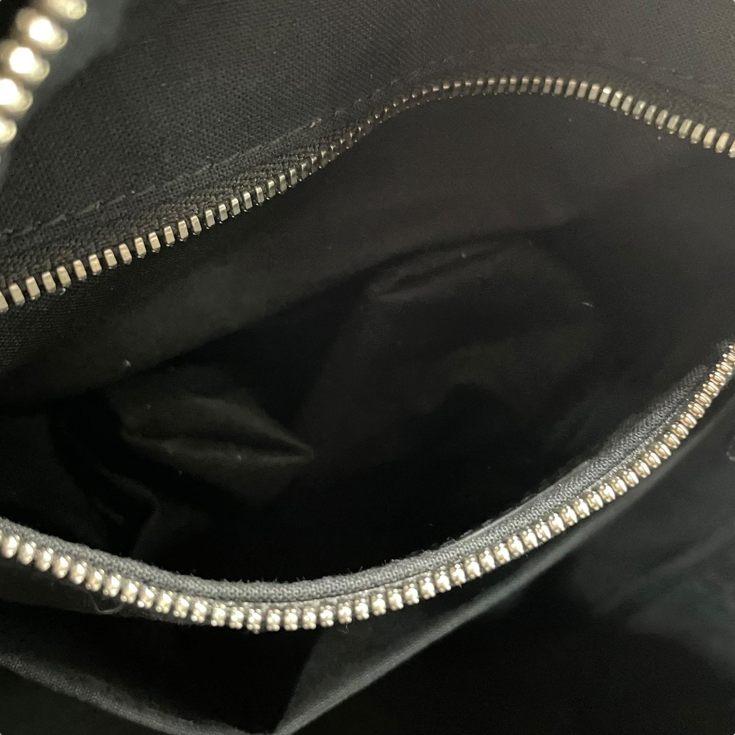 美品 バレンシアガ BALENCIAGA レザー エブリデイ バックパック リュック ブラック 黒 ロゴ入り シンプル 高級感 メンズ レディース ユニセックス C