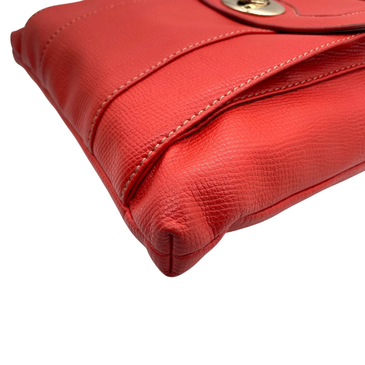 モノコムサ MONO COMME CA ショルダーバッグ レッド レザー フラップポケット付き スタイリッシュ T2