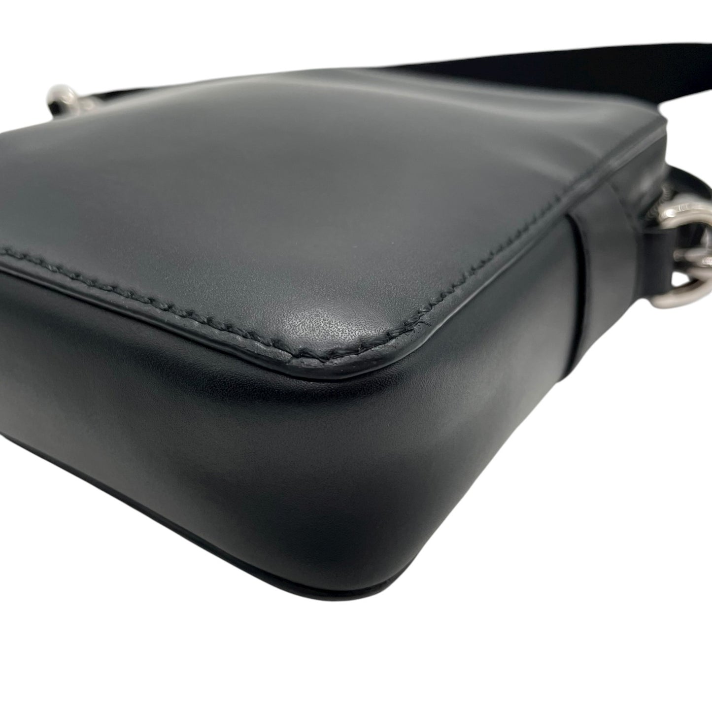 美品 ヴァレンティノ VALENTINO VLTN レザー ショルダーバッグ クロスボディ 黒 ブラック ロゴ メンズ レディース K9