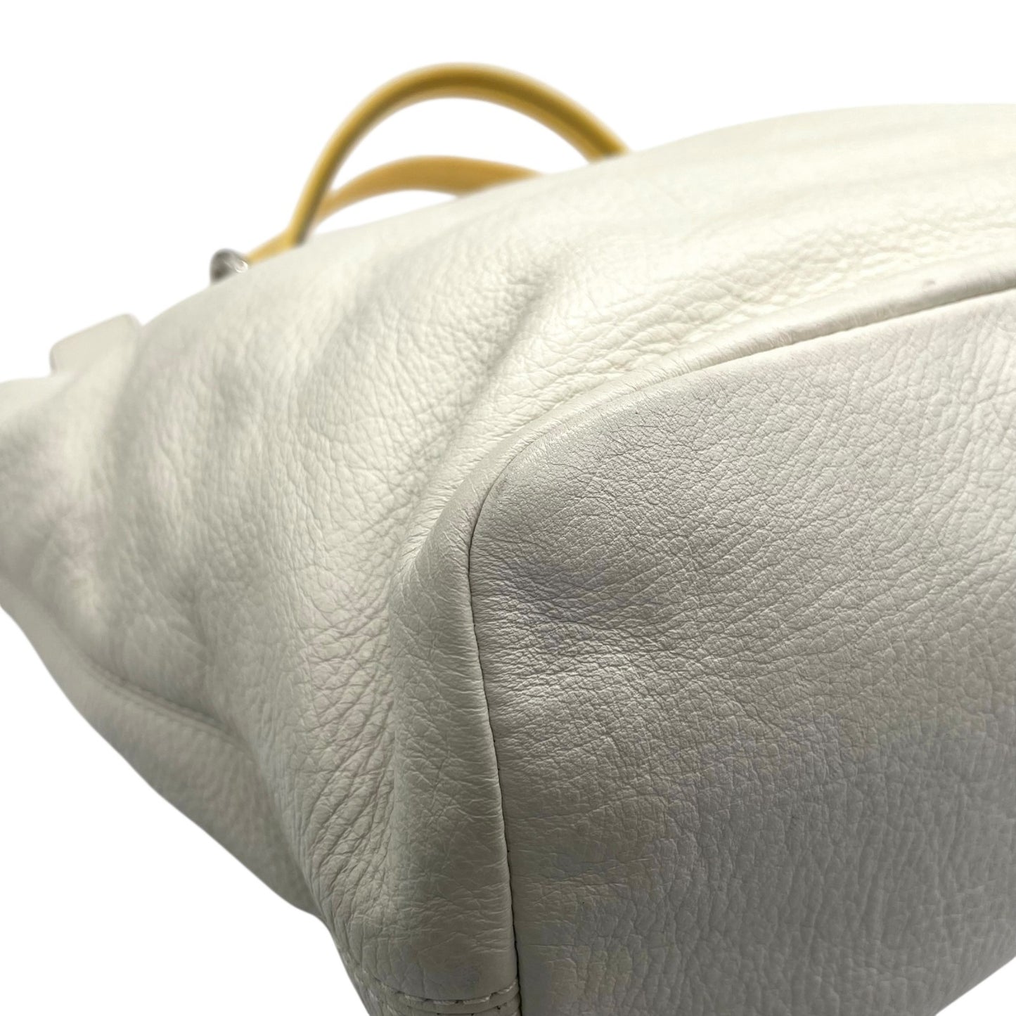 美品 コーチ COACH トートバッグ ホワイト 白 イエロー 黄色 レザー パテントレザー 肩掛け可 ロゴ チャーム付き シルバー金具 レディース S97