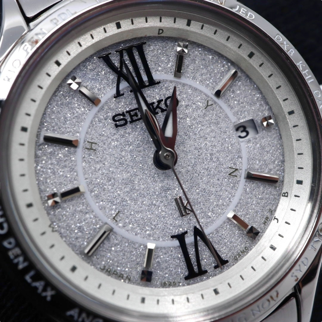 【未使用級/美品/稼働品】セイコー ルキア SEIKO LUKIA レディース腕時計 1B25-0AH0 ソーラー電波 ワールドタイム シルバー ラメ文字盤 グリッターダイヤル ステンレス 日本製 エレガント ビジネス クリーニング済 G2