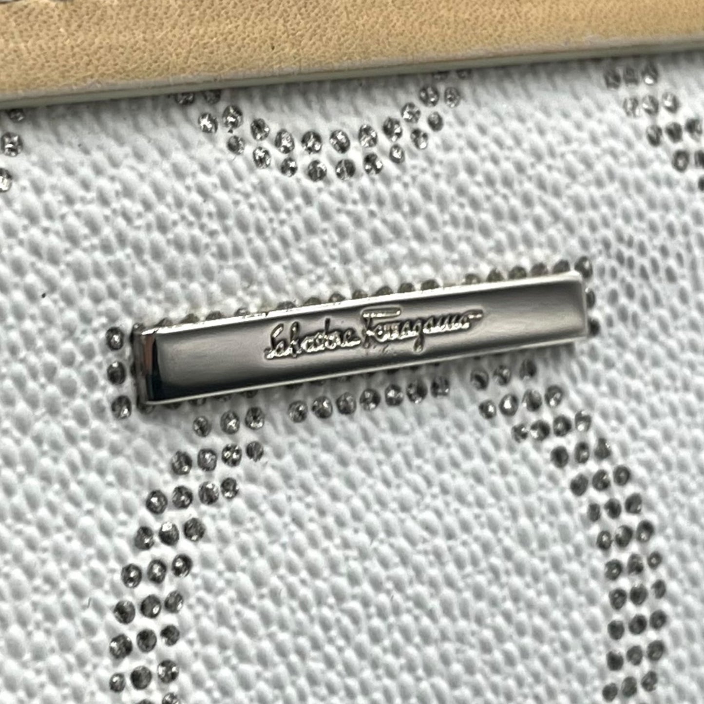 フェラガモ Salvatore Ferragamo ハンドバッグ アクセサリーポーチ ミニバッグ ガンチーニ AU-21 7497 グレー ベージュ レザー シルバー金具 ロゴ ワンショルダー 肩掛け可 レディース C5