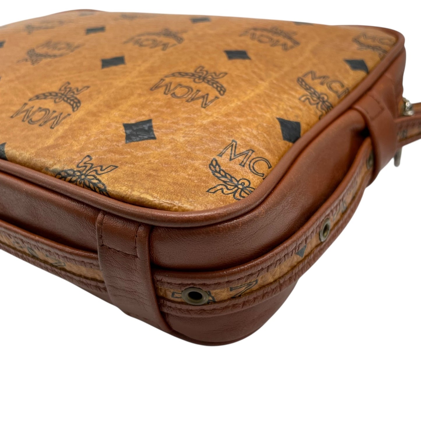 エムシーエム MCM ヴィセトス ショルダーバッグ ボディバッグ カメラバッグ 茶 ブラウン コニャック シグネチャー レザー ゴールド金具 斜め掛け可 レディース S12