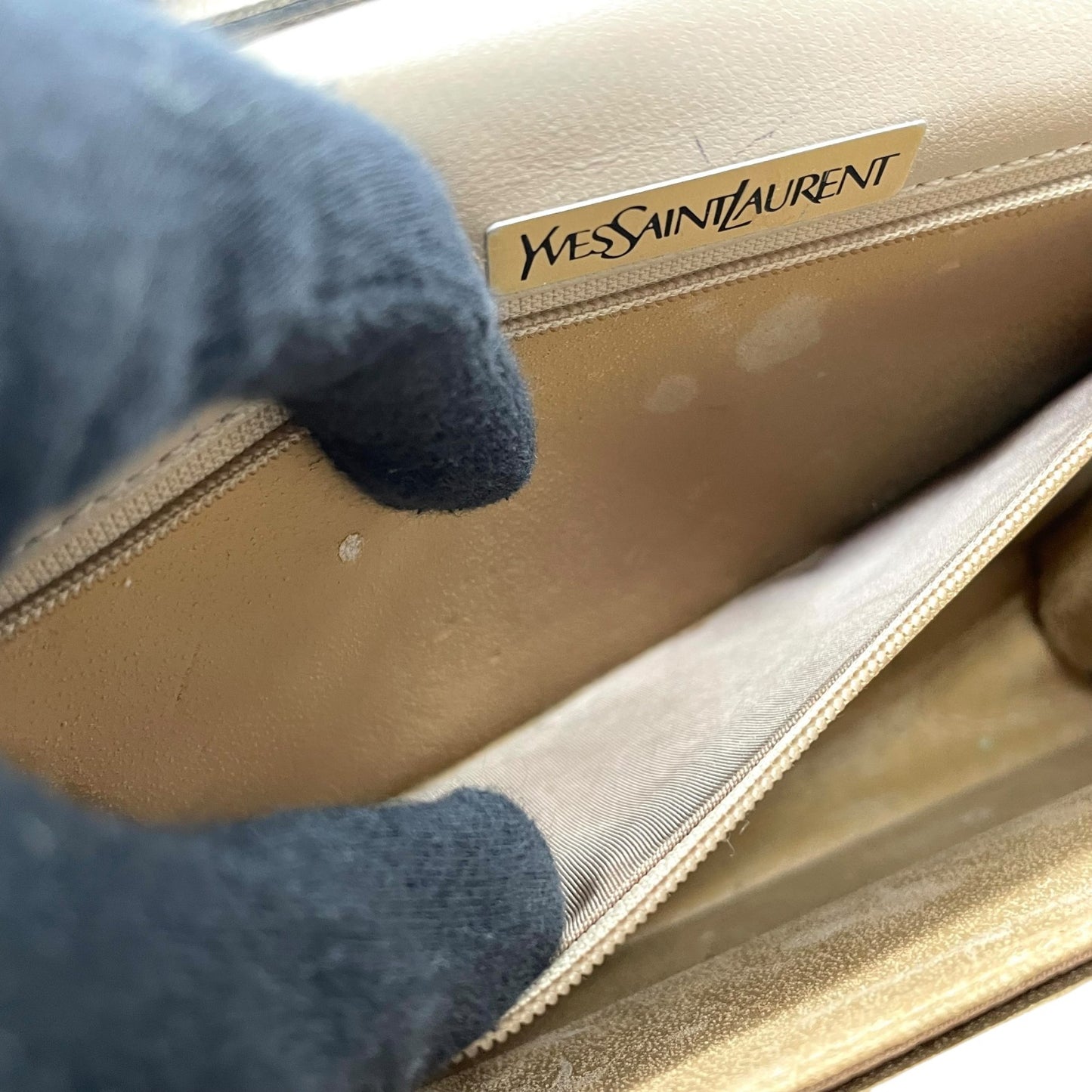 イヴサンローラン Yves Saint Laurent ショルダーバッグ ワンショルダー ベージュ グレージュ レザー ゴールド金具 フラップ開閉 肩掛け可 YSL ヴィンテージ レディース S81