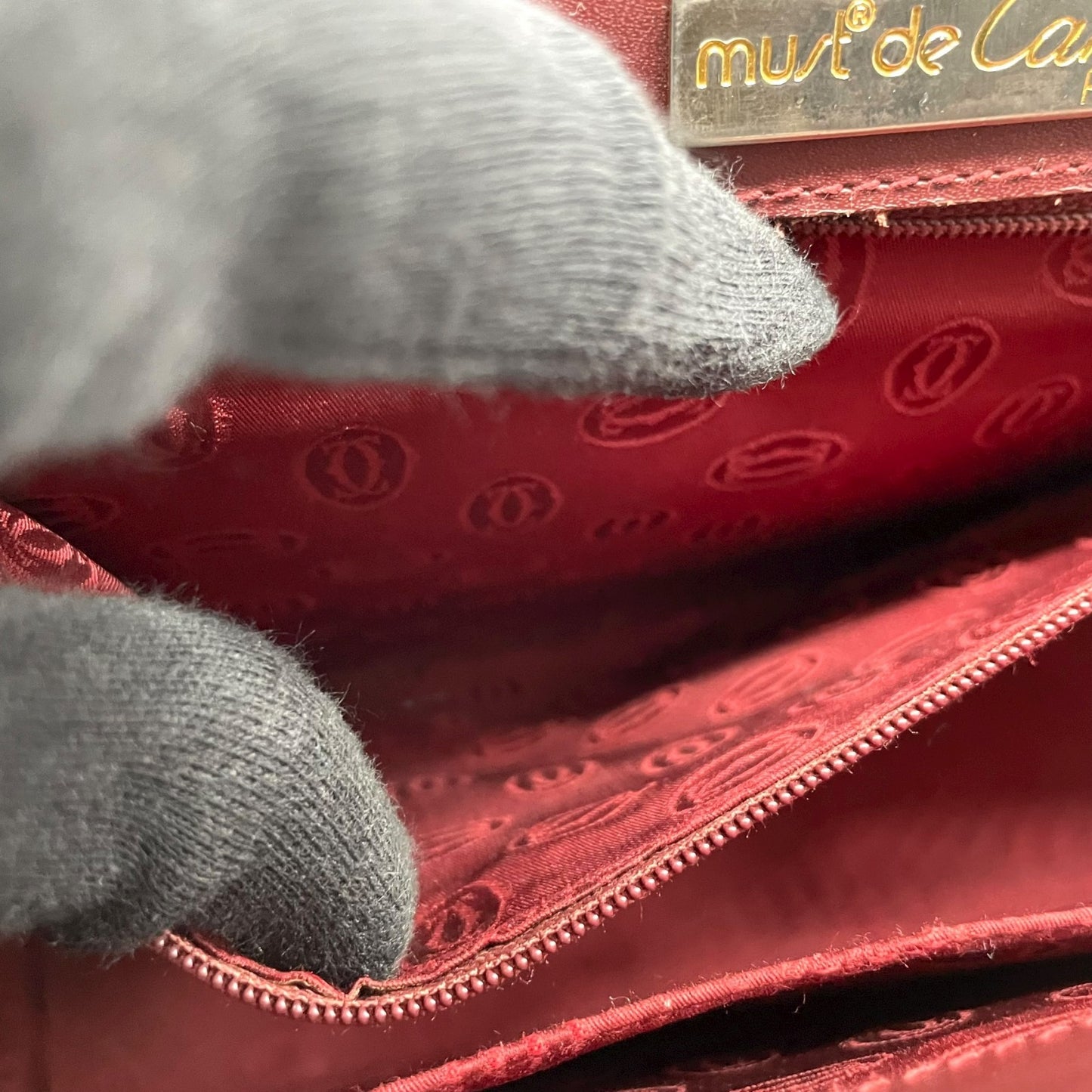 カルティエ マストライン ハンドバッグ ワンショルダー 自立可 ターンロック 2Cロゴ Cロゴ レザー 本革 ボルドー ワインレッド レディース ヴィンテージ クラシック エレガント フォーマル パーティバッグ 高級感 G