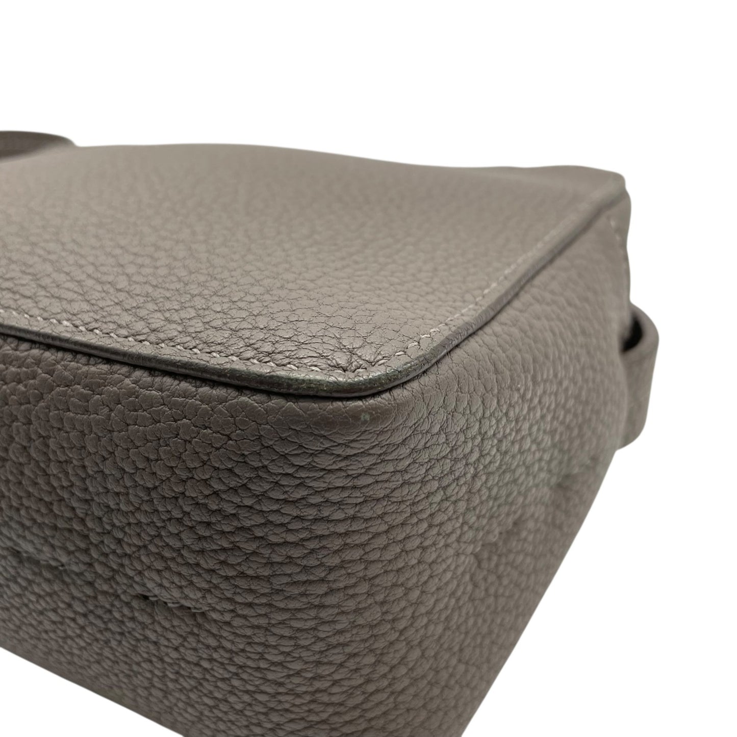 極美品 MAISON TAKUYA メゾンタクヤ ショルダーバッグ カメラバッグ レザー グレー シルバー金具 斜め掛け可 クロスボディ 型押しロゴ メンズ レディース R