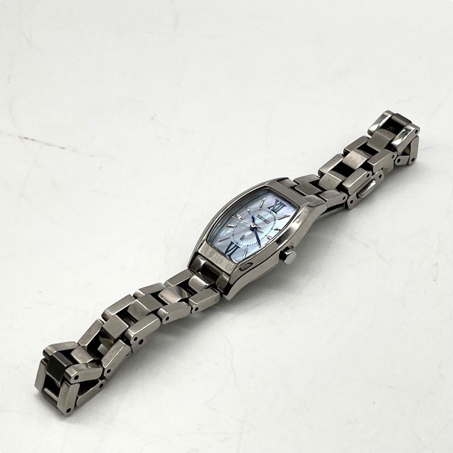 【美品／稼働品】セイコー ルキア 人気モデル SSVR131 腕時計 レディース ソーラー トノー型 シェル文字盤 MOP アナログ ローマン エレガント ドレスウォッチ ビジネス オフィス フォーマル クリーニング済 G