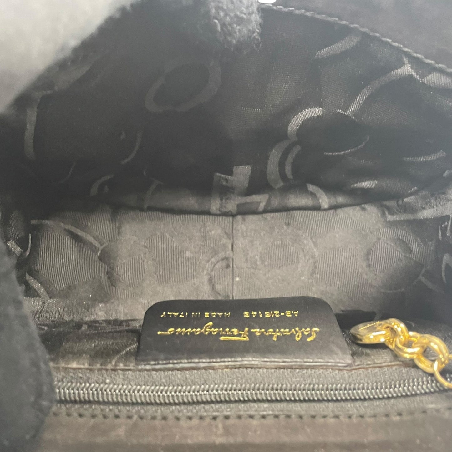 美品 Salvatore Ferragamo フェラガモ ガンチーニ ショルダーバッグ 黒 ブラック AB-21 スエード ゴールド金具 斜め掛け可 ポシェット ミニバッグ レディース フラップ開閉 ヴィンテージ D5