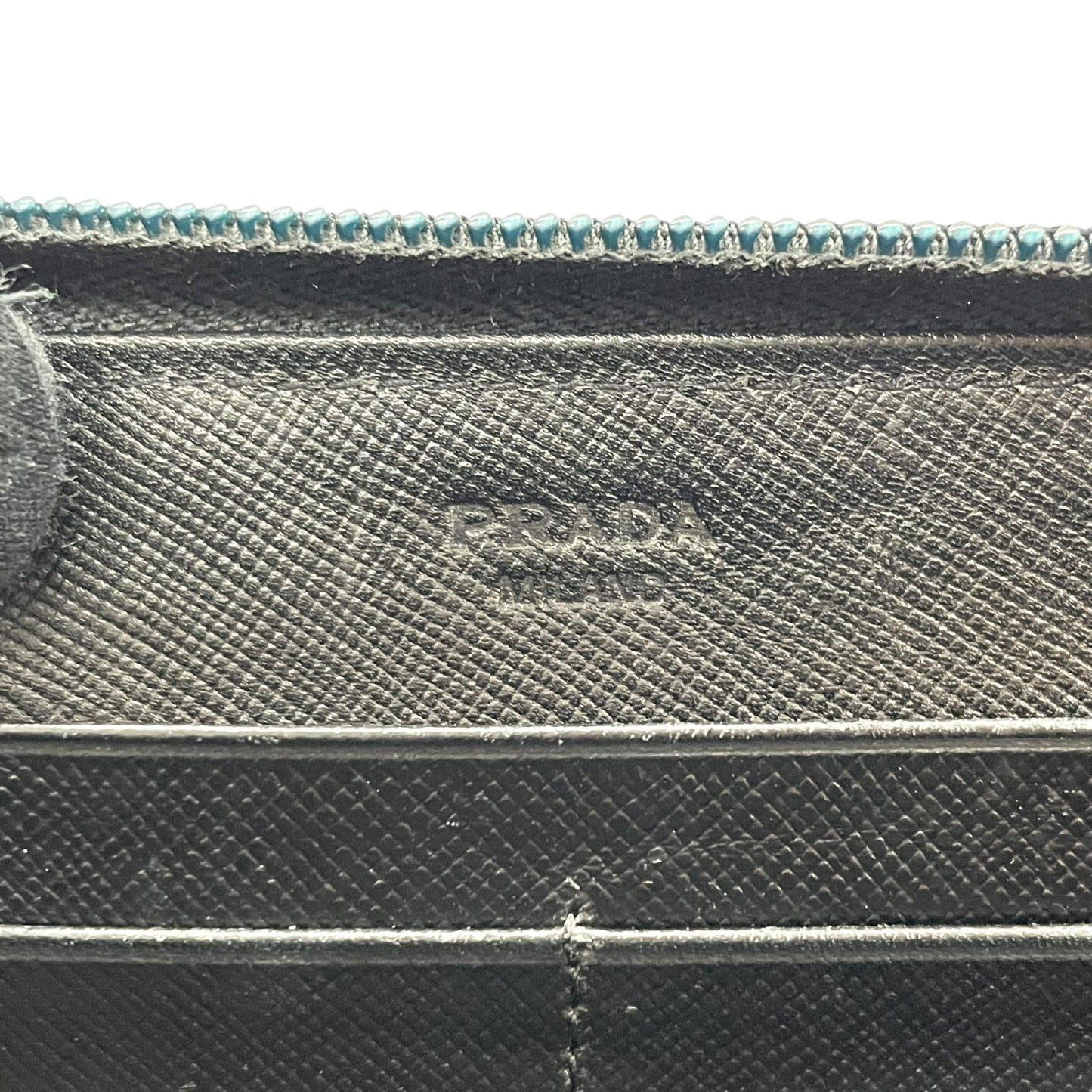 PRADA プラダ 三角プレートロゴ 長財布 ラウンドジップ サフィアーノ レザー トライアングルロゴ 黒 ブラック シルバー金具 メンズ レディース ギャランティカード付き H1