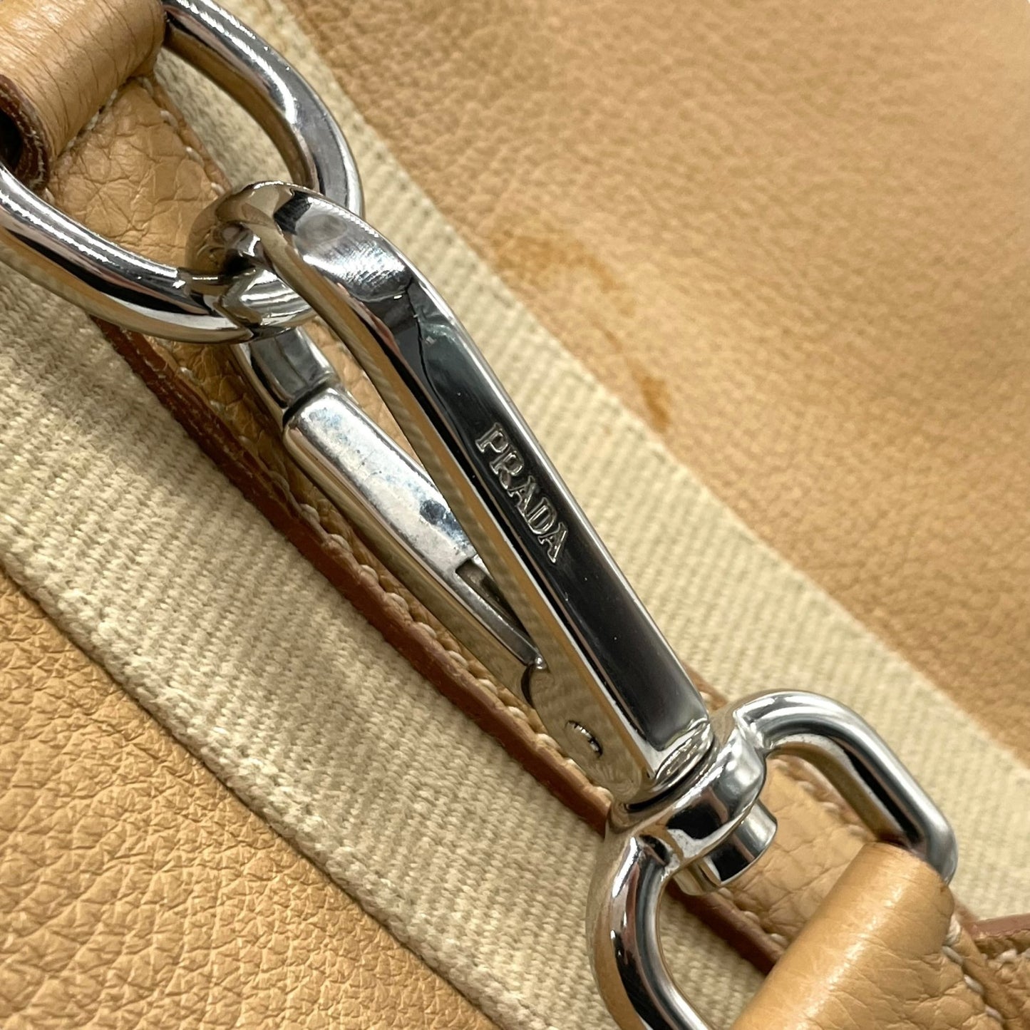 PRADA プラダ ワンショルダーバッグ ライトブラウン ベージュ レザー シボ革 トライアングルロゴ ベルトデザイン シルバー金具 C4