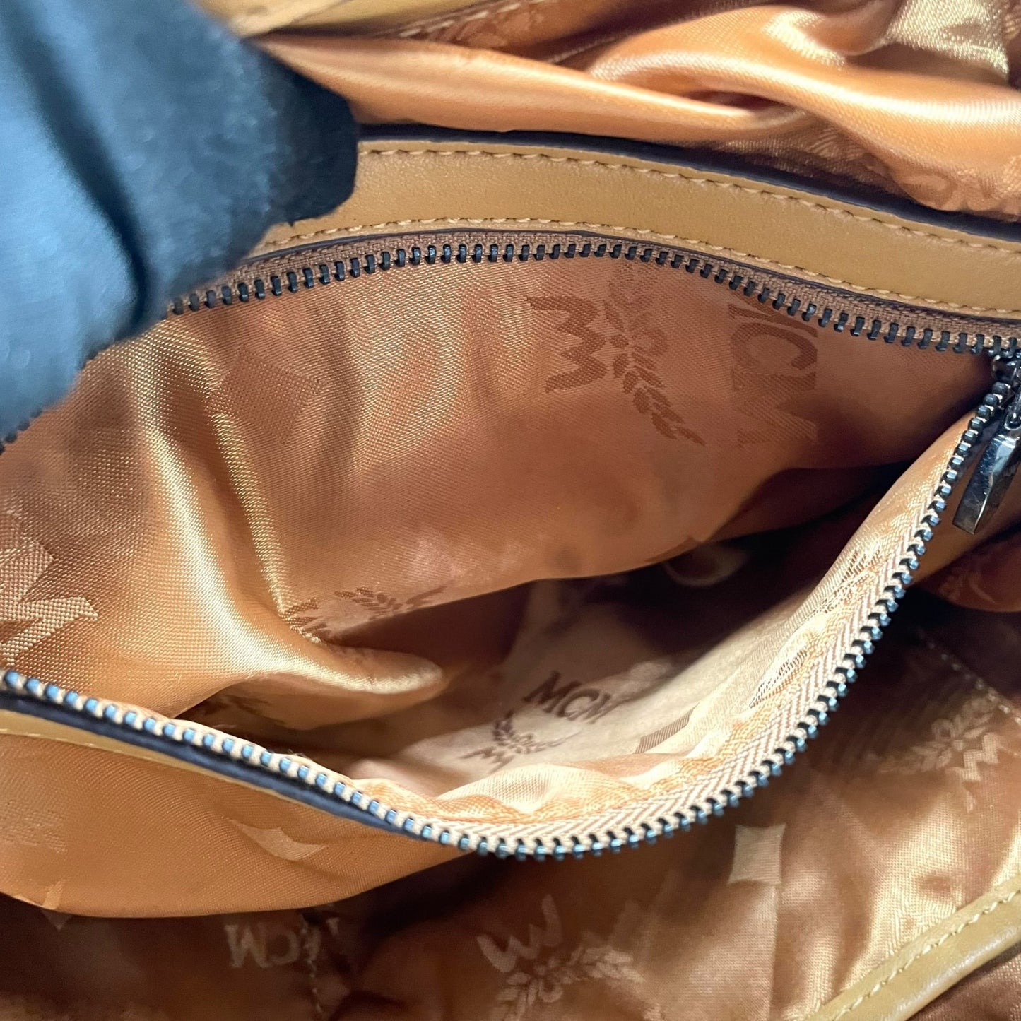 希少 MCM エムシーエム ヴィセトス ロゴグラム リュックサック バックパック 型押し スタッズ ダブルポケット 茶 ブラウン コニャック レザー ブラック金具 レディース R