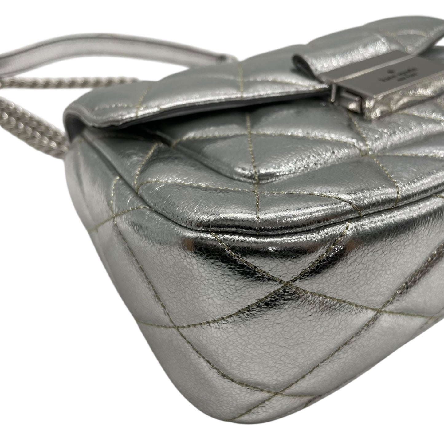 美品 kate spade ケイトスペード キャリー メタリック キルテッド レザー スモール フラップ ショルダーバッグ シルバー チェーンショルダー レディース E5