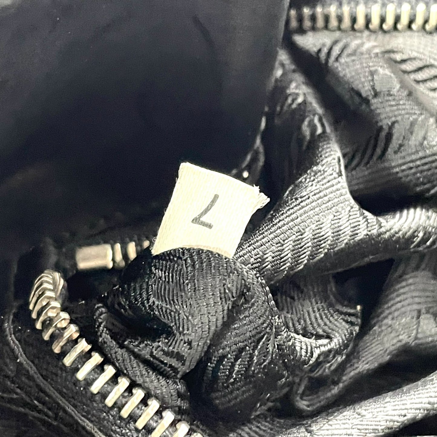 PRADA プラダ ワンショルダーバッグ ショルダーバッグ 黒 ブラック 肩掛け シルバー金具 ベルトデザイン フラップ ナイロン×レザー 三角ロゴ トライアングルロゴ ヴィンテージ テスート D1