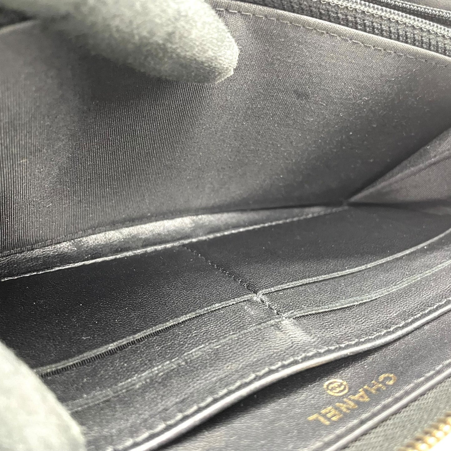 美品 シャネル CHANEL カメリア ラウンドファスナー 長財布 ブラック 黒 レザー 金 ゴールド金具 ココマーク 型押し ウォレット W6