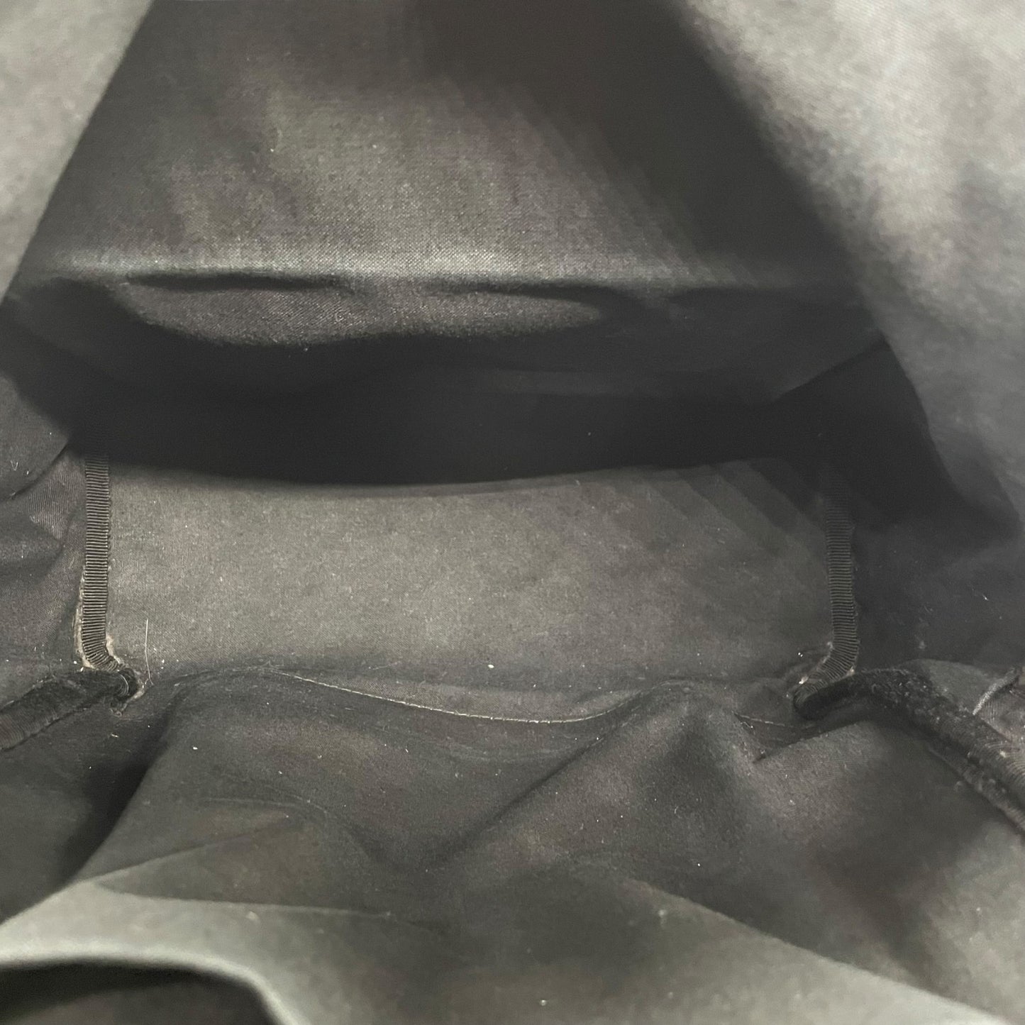 美品 バレンシアガ BALENCIAGA レザー エブリデイ バックパック リュック ブラック 黒 ロゴ入り シンプル 高級感 メンズ レディース ユニセックス C