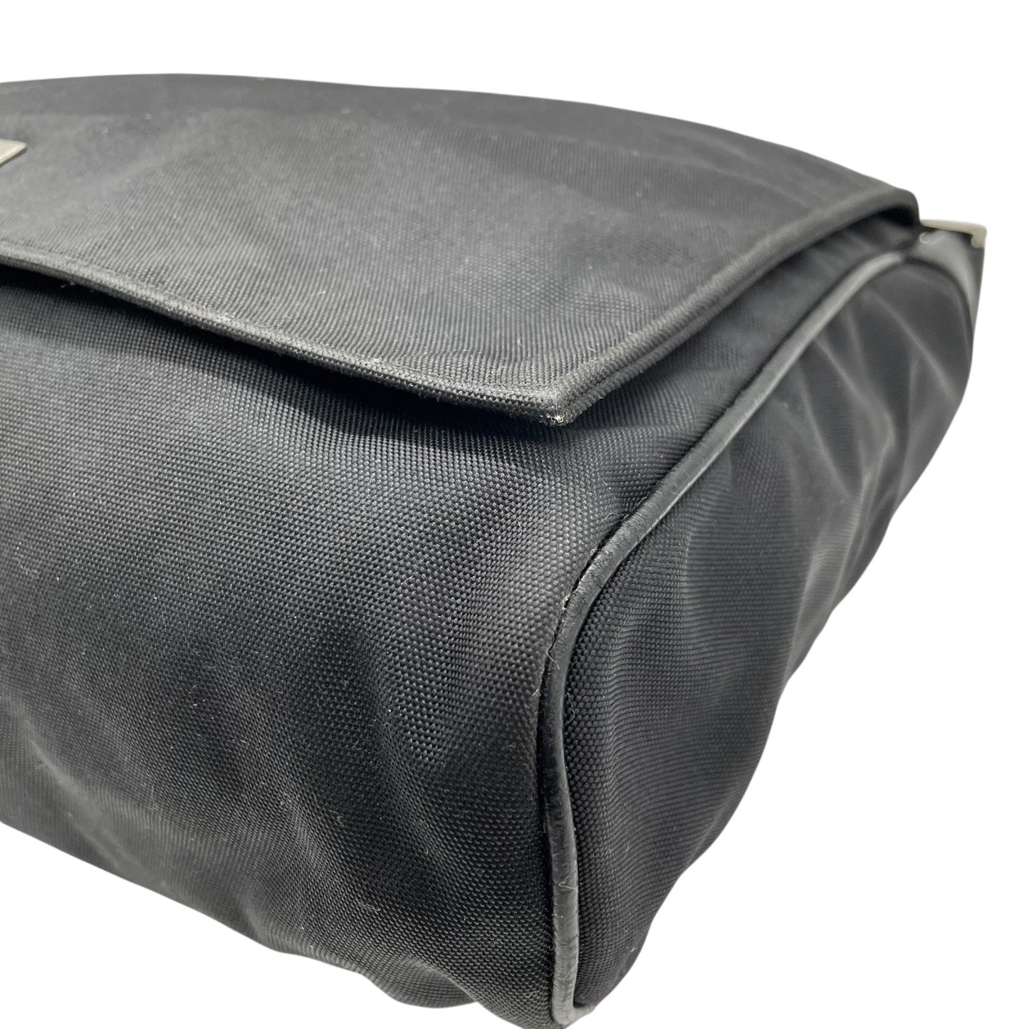 GUCCI グッチ ナイロン メッセンジャーバッグ ショルダーバッグ メンズ ユニセックス シルバープレートロゴ 斜め掛け A4収納可 146236 K4