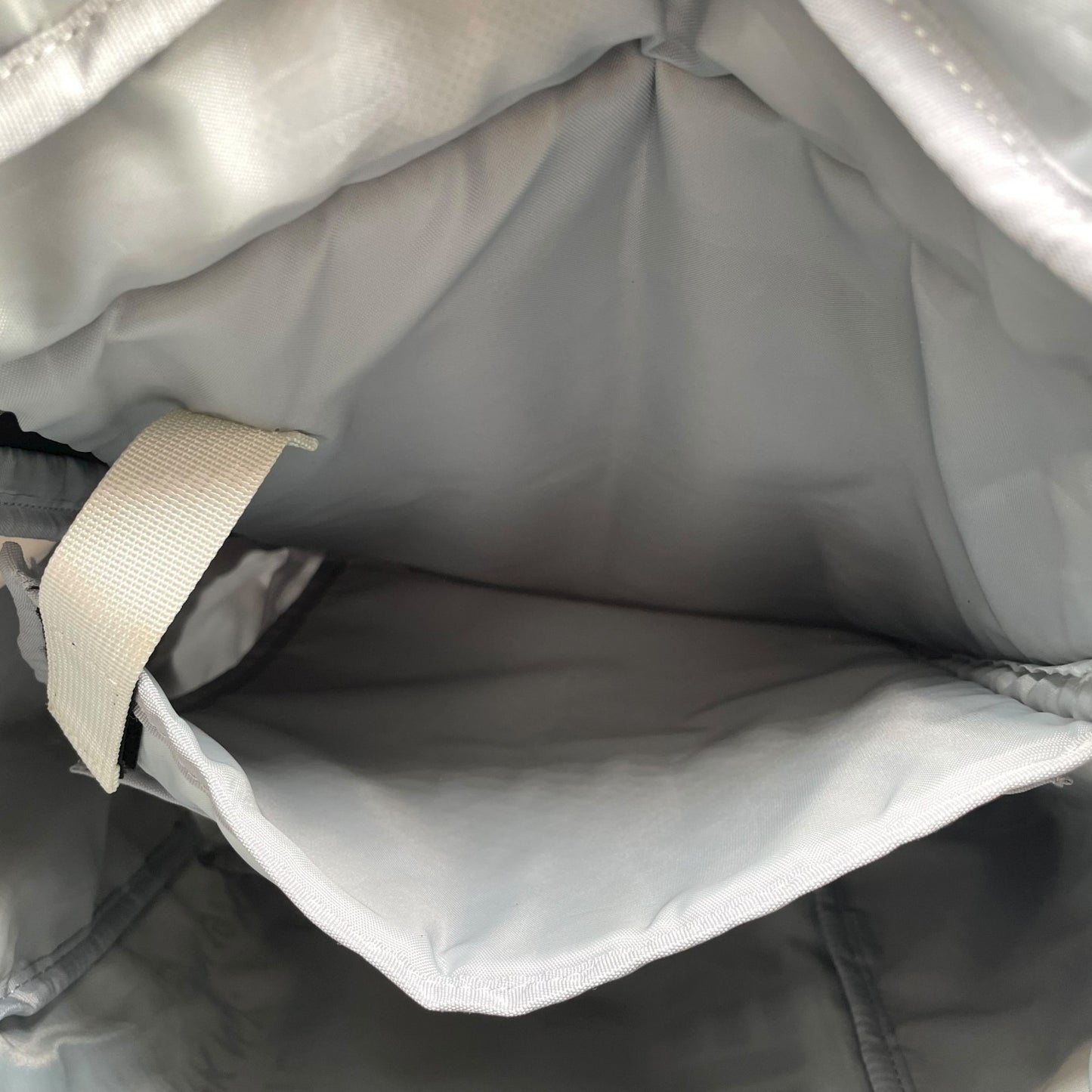 アビレックス AVIREX リュック バックパック ミリタリー ロールトップ グレー 白 ホワイト 大容量 メンズ レディース U11