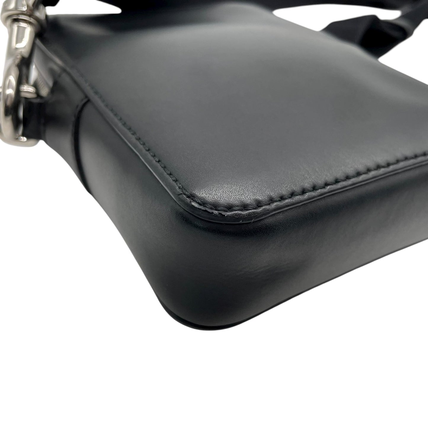 美品 ヴァレンティノ VALENTINO VLTN レザー ショルダーバッグ クロスボディ 黒 ブラック ロゴ メンズ レディース K9