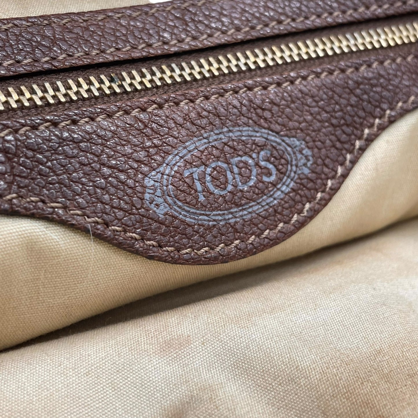 トッズ TOD’S レザー ハンドバッグ 茶色 ブラウン 金金具 ゴールド金具 ステッチデザイン 本革 B4