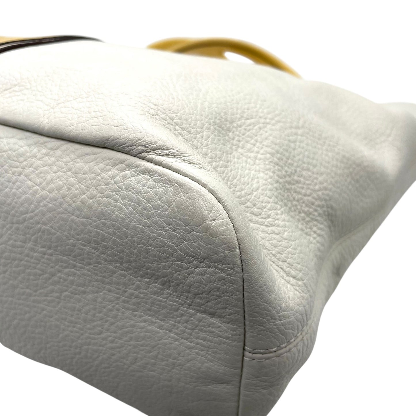 美品 コーチ COACH トートバッグ ホワイト 白 イエロー 黄色 レザー パテントレザー 肩掛け可 ロゴ チャーム付き シルバー金具 レディース S97