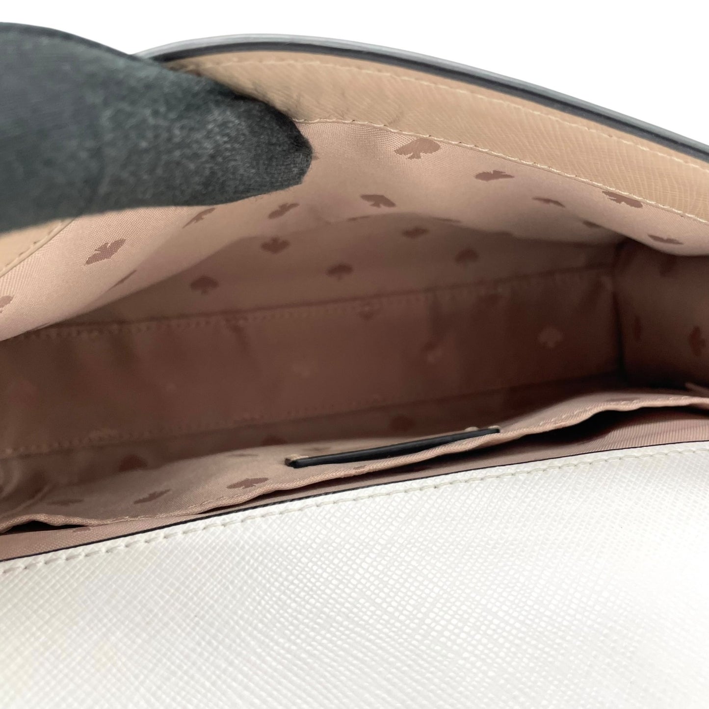 美品 kate spade ケイトスペード カーソン カラーブロック コンバーチブル 2WAY ハンドバッグ ショルダーバッグ クロスボディ PVC ベージュ 白 ホワイト 黒 ブラック バイカラー チェーン ゴールド金具 ロゴ 斜め掛け可 レディース S6