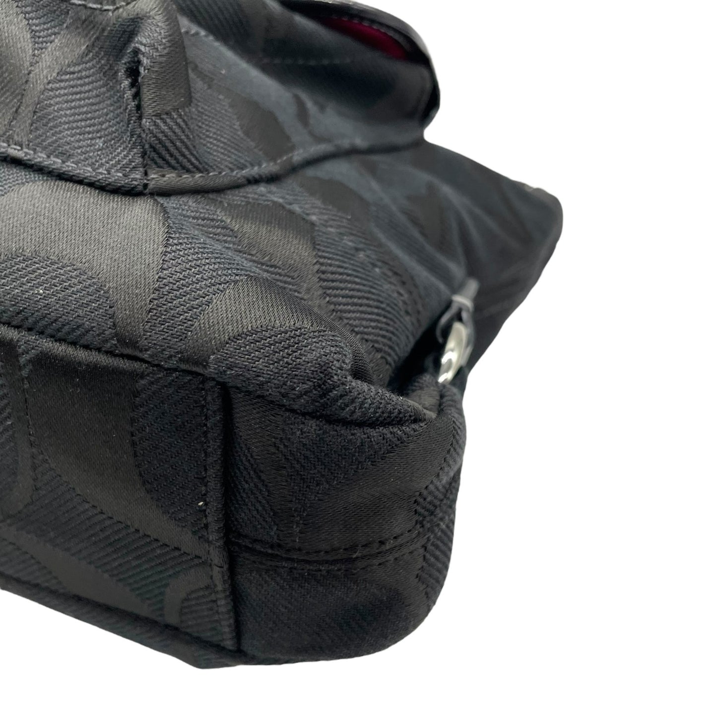 美品 COACH コーチ ショルダーバッグ 黒 ブラック シグネチャー キャンバス パテントレザー シルバー金具 F16550 フラワーチャーム付き 斜め掛け可 レディース E8