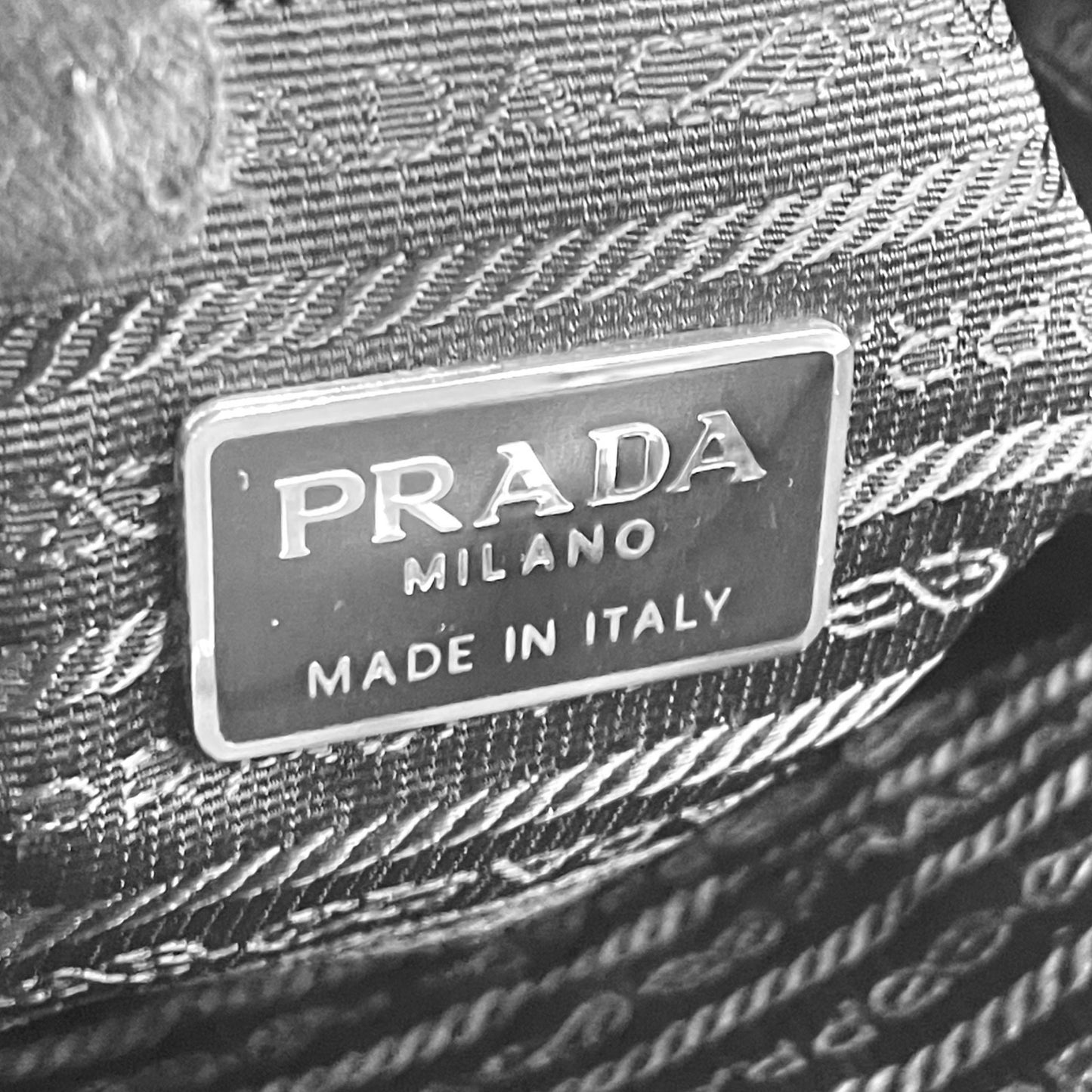 PRADA プラダ トートバッグ ワンショルダーバッグ 黒 ブラック NERO オールレザー シルバー金具 B5339 型押しロゴ 肩掛け可 ファスナー開閉 レディース D7