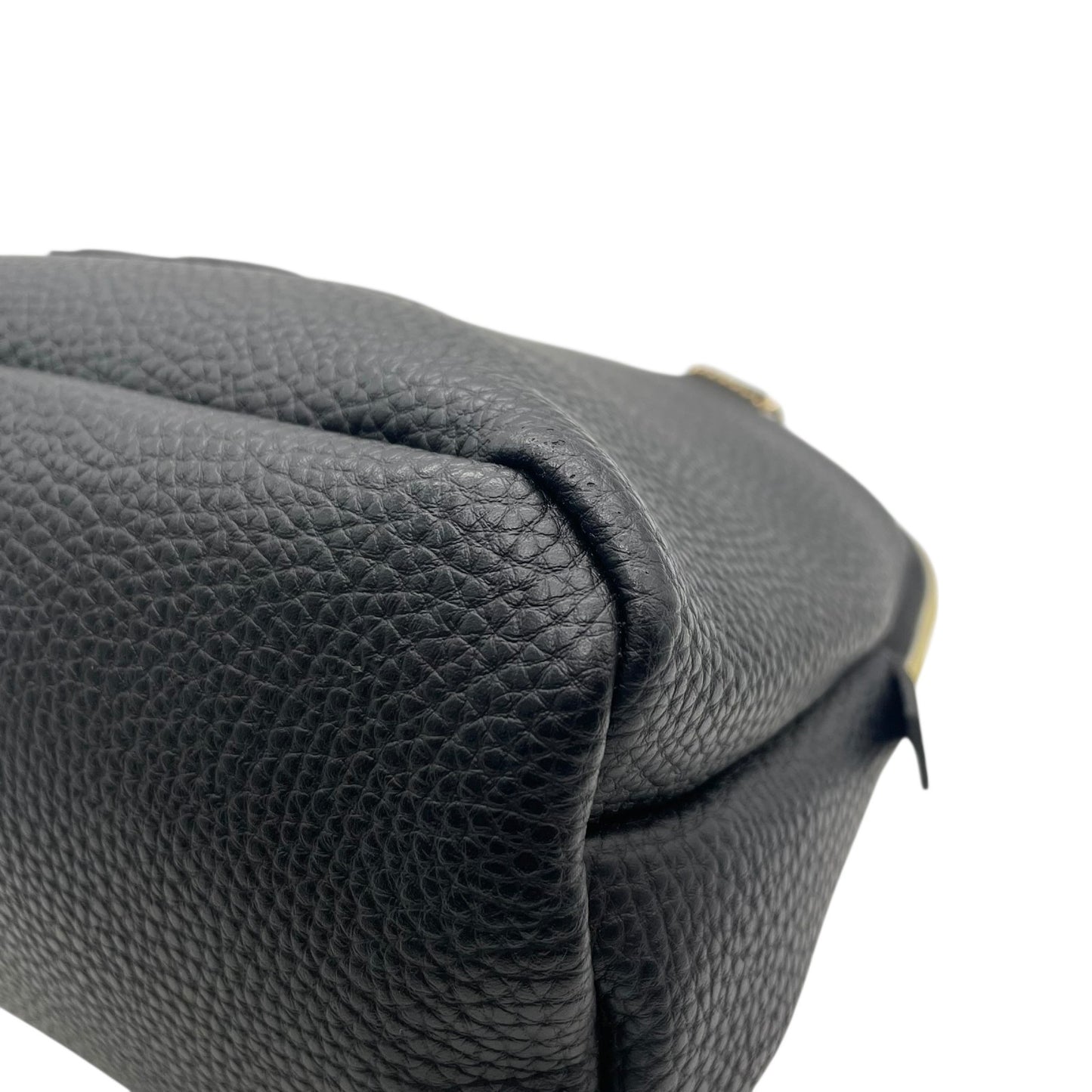 マリークヮント MARY QUANT 2WAY ハンドバッグ ショルダーバッグ 黒 ブラック レザー調 フラワー 花 モチーフ 金金具 ゴールド金具 チャーム付き T8