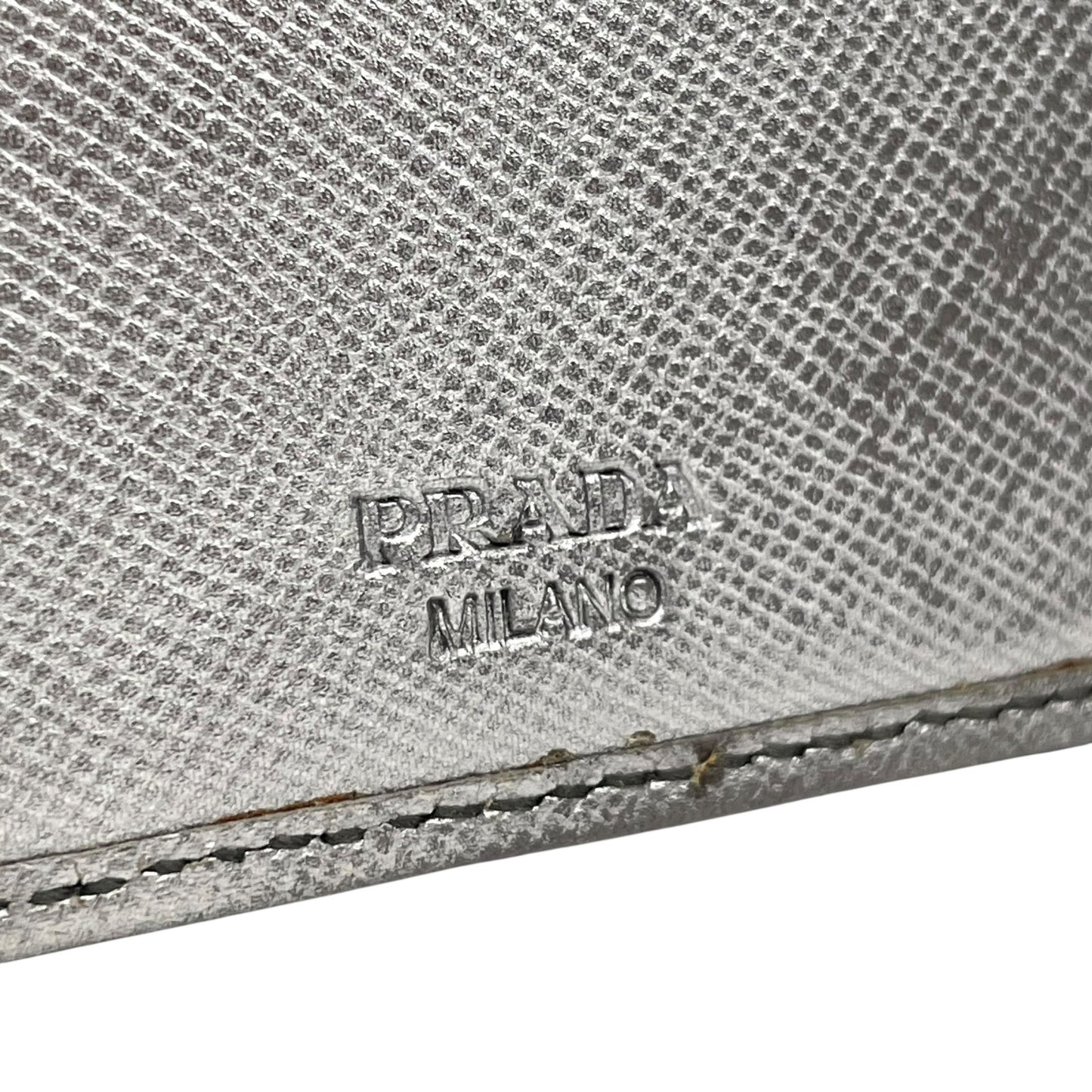 PRADA プラダ 二つ折り財布 コンパクトウォレット メタリックシルバー サフィアーノレザー ロゴ シルバー金具 L字ファスナー レディース W3