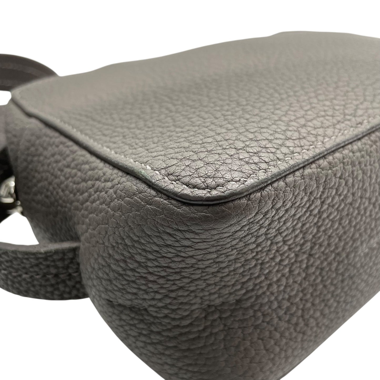 極美品 MAISON TAKUYA メゾンタクヤ ショルダーバッグ カメラバッグ レザー グレー シルバー金具 斜め掛け可 クロスボディ 型押しロゴ メンズ レディース R