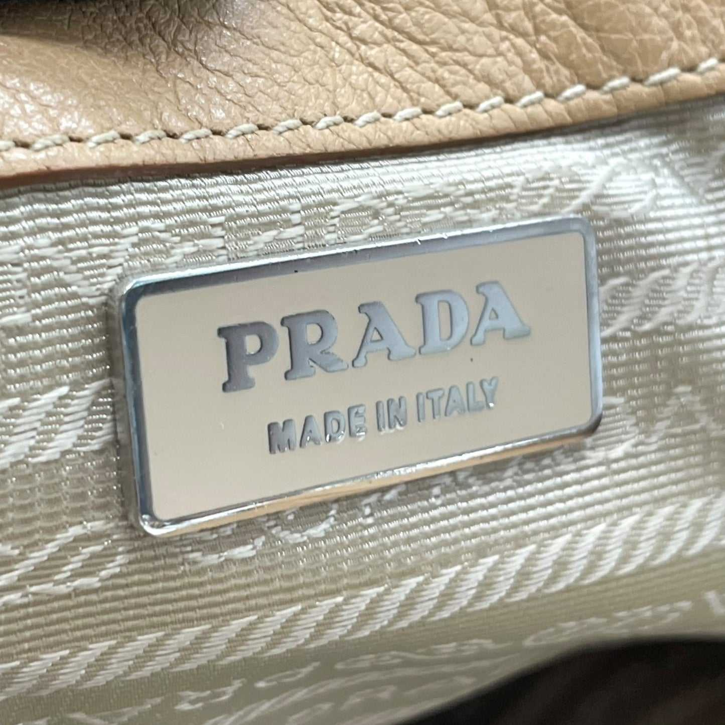 PRADA プラダ ワンショルダーバッグ ライトブラウン ベージュ レザー シボ革 トライアングルロゴ ベルトデザイン シルバー金具 C4