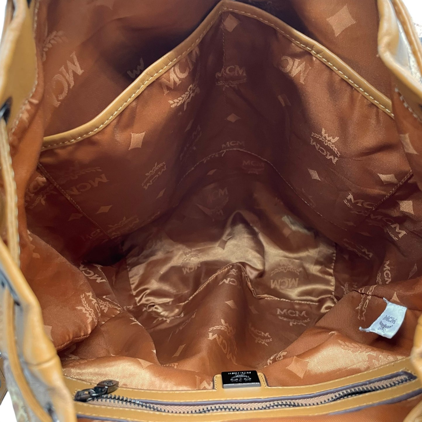 希少 MCM エムシーエム ヴィセトス ロゴグラム リュックサック バックパック 型押し スタッズ ダブルポケット 茶 ブラウン コニャック レザー ブラック金具 レディース R