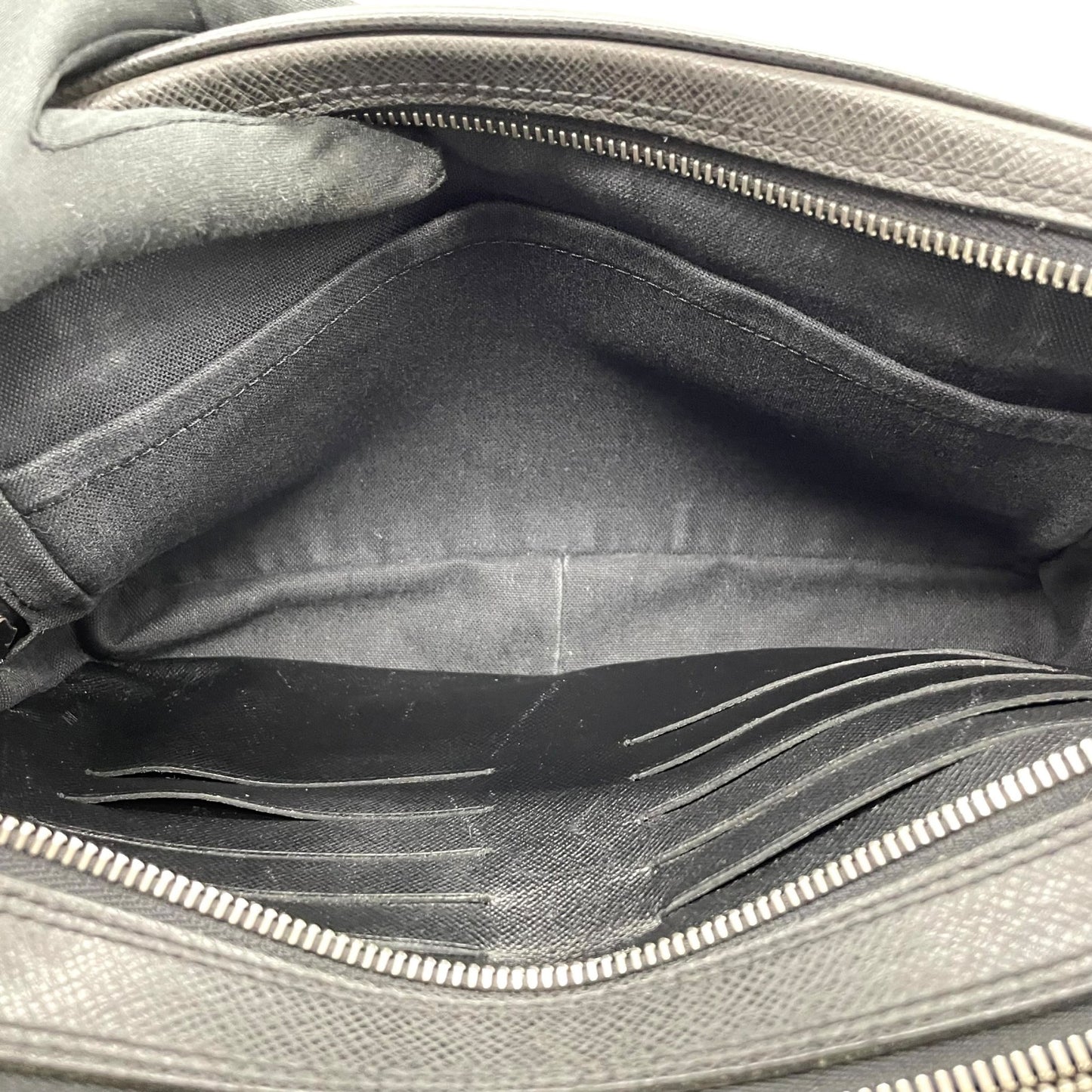 美品 LOUIS VUITTON ルイヴィトン タイガ パヴェル クラッチバッグ セカンドバッグ レザー 黒 ブラック シルバー金具 M31142 ストラップ付 メンズ D