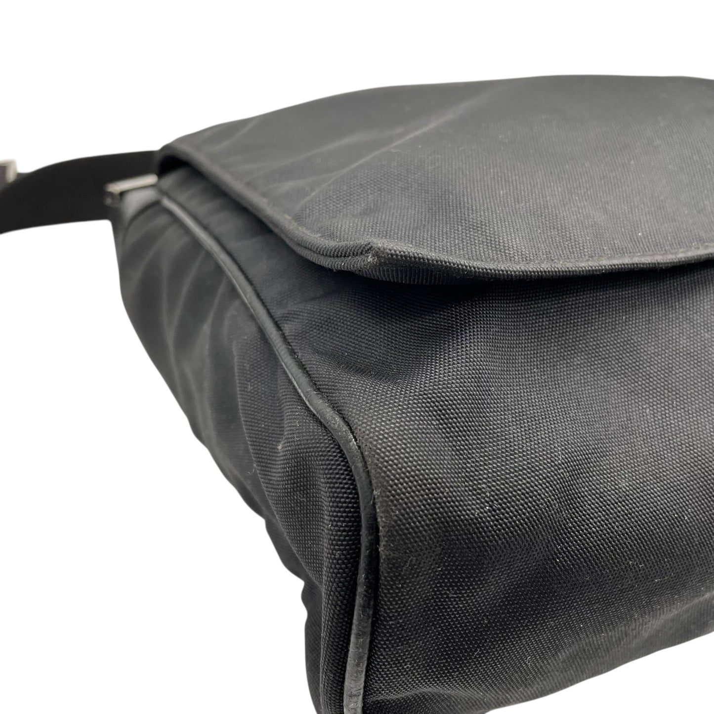 GUCCI グッチ ナイロン メッセンジャーバッグ ショルダーバッグ メンズ ユニセックス シルバープレートロゴ 斜め掛け A4収納可 146236 K4