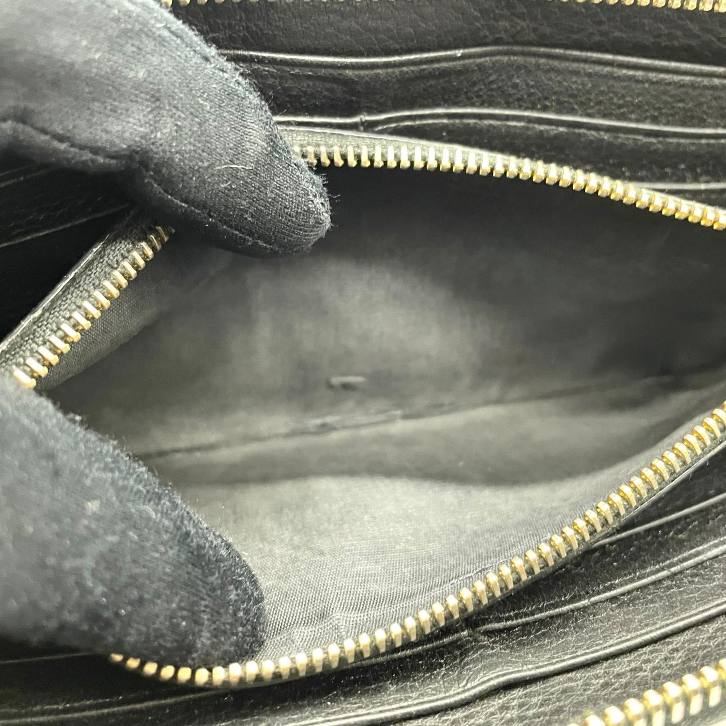 プラダ PRADA レザー ラウンドファスナー 長財布 黒 ブラック 金金具 ゴールドロゴ L字ファスナー 本革 ジップアラウンドウォレット M5