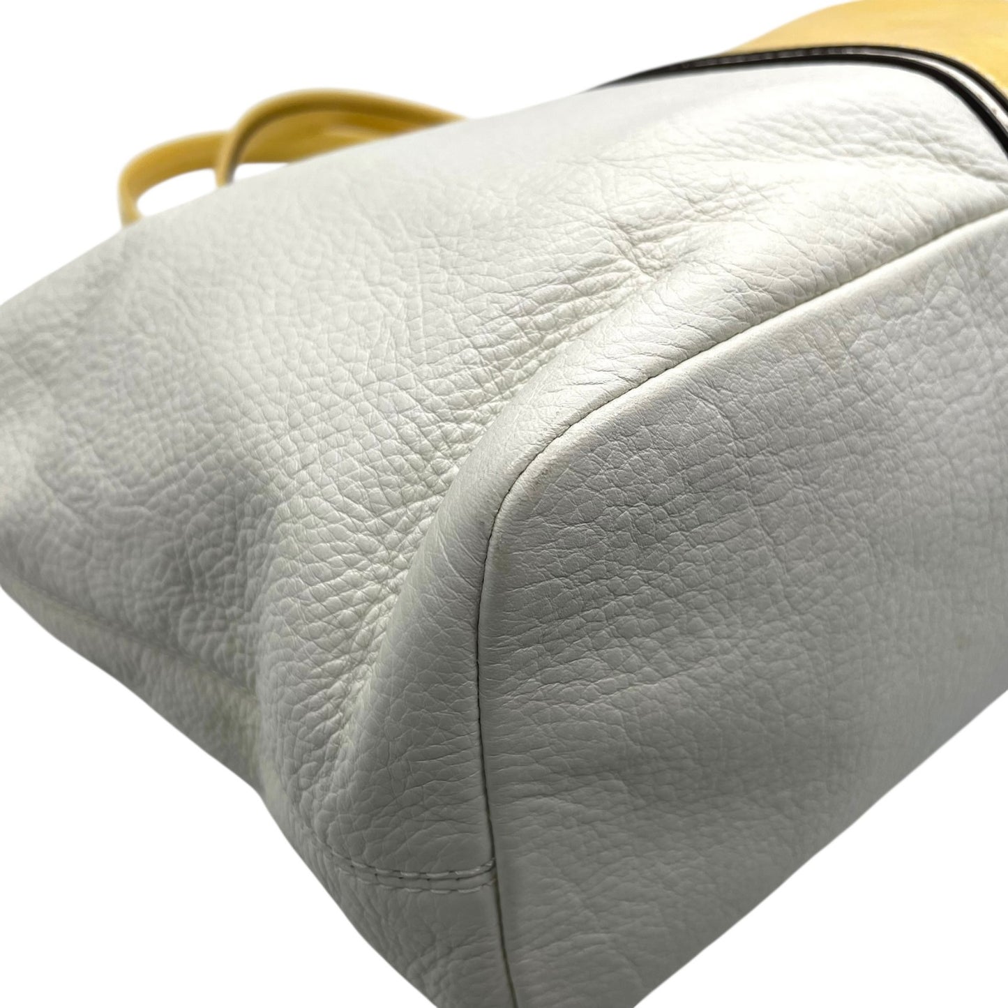 美品 コーチ COACH トートバッグ ホワイト 白 イエロー 黄色 レザー パテントレザー 肩掛け可 ロゴ チャーム付き シルバー金具 レディース S97